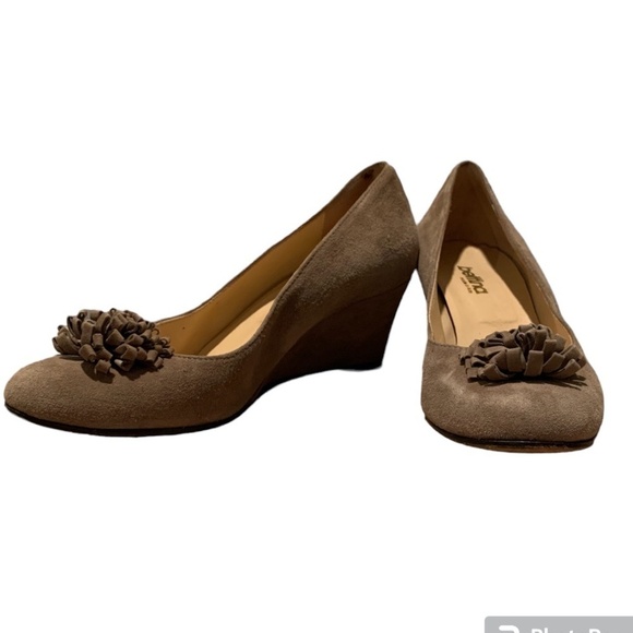 Bettina Round Toe Wedges in tan size 38 - Picture 1 of 12